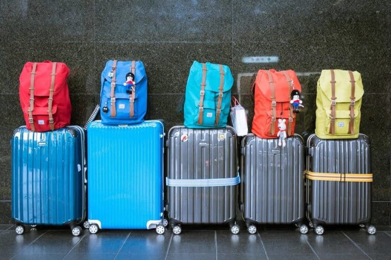 Read more about the article Jaka walizka do samolotu? Jak wybrać walizkę na podróż samolotem?
