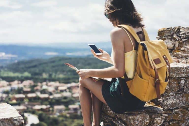 Read more about the article Ze smartfonem przez świat – jaki powinien być idealny telefon dla podróżnika?