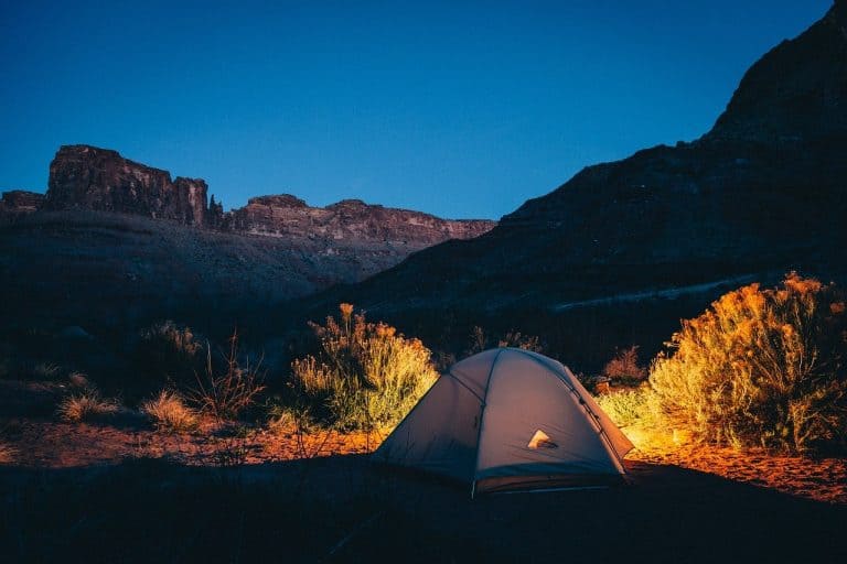 Read more about the article 10 najważniejszych rzeczy, które warto zabrać ze sobą pod namiot do lasu