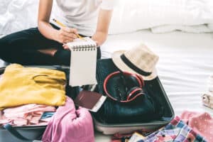 Read more about the article Odzież na wakacje. TOP 6 elementów, które warto spakować do walizki na wakacyjny wyjazd