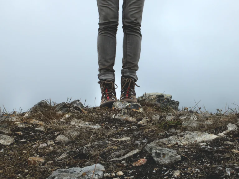 Trekkingi męskie – wygodne buty na wędrówki w góry