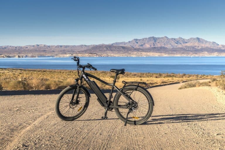 Read more about the article Ładowarka do roweru – kluczowy element dla rowerzystów podczas długich podróży
