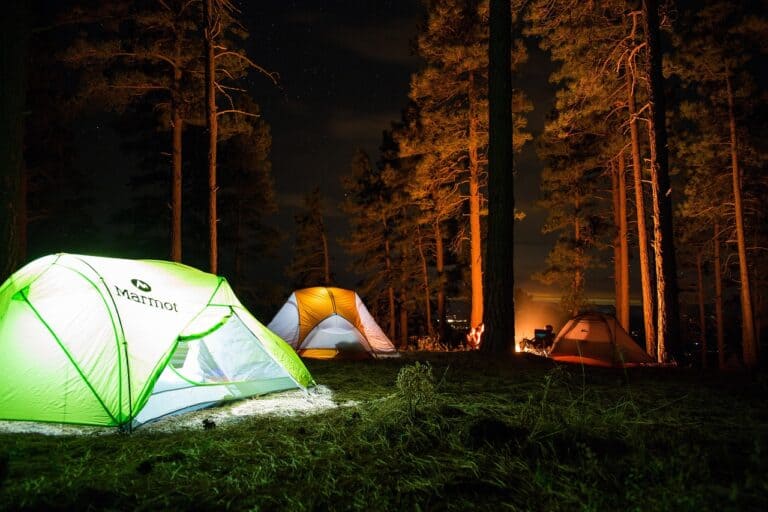 Read more about the article Podróże z namiotem — Odkrywanie uroków kempingu i życia na świeżym powietrzu