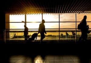 Read more about the article Czy ubezpieczenie turystyczne zawiera pokrycie kosztów noclegowych w momencie anulowania lotu?