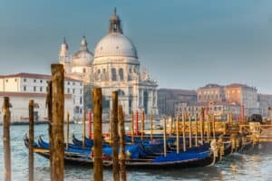 Jak zwiedzać Wenecję: Praktyczne wskazówki dla romantycznej podróży